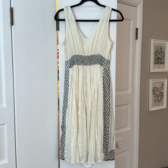 ✨ Cream & Black Embroidered Floral Midi Dress — Size Medium ✨ - Picture 4 of 5